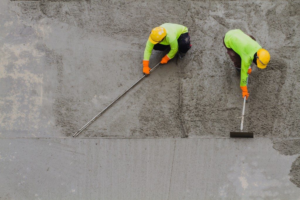 smoothening wet concrete