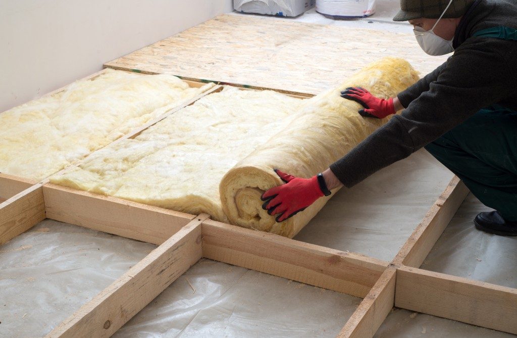 Installing insulation layer in flooring construction