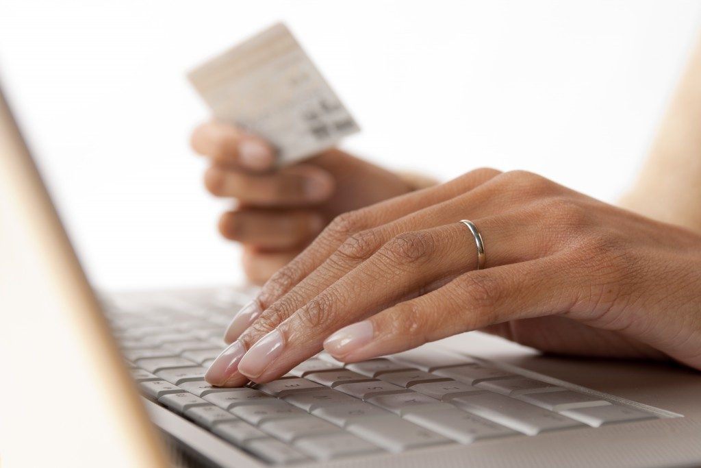 woman making an online shopping purchase
