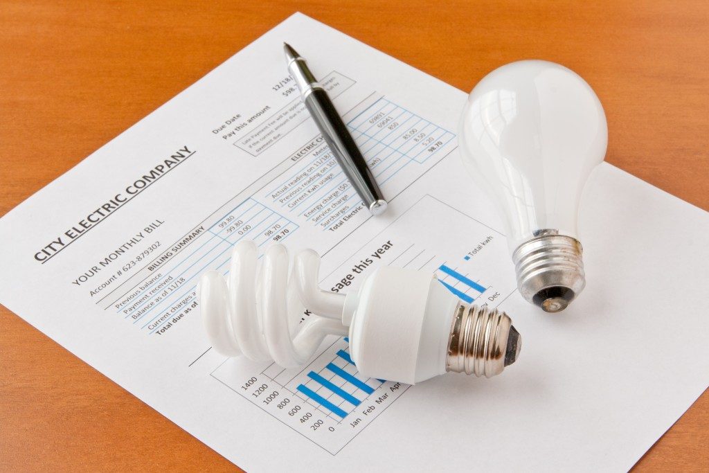 Energy efficient and incandescent bulbs on electric bill