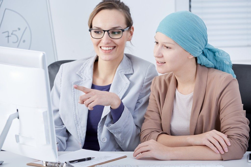 woman with cancer with doctor