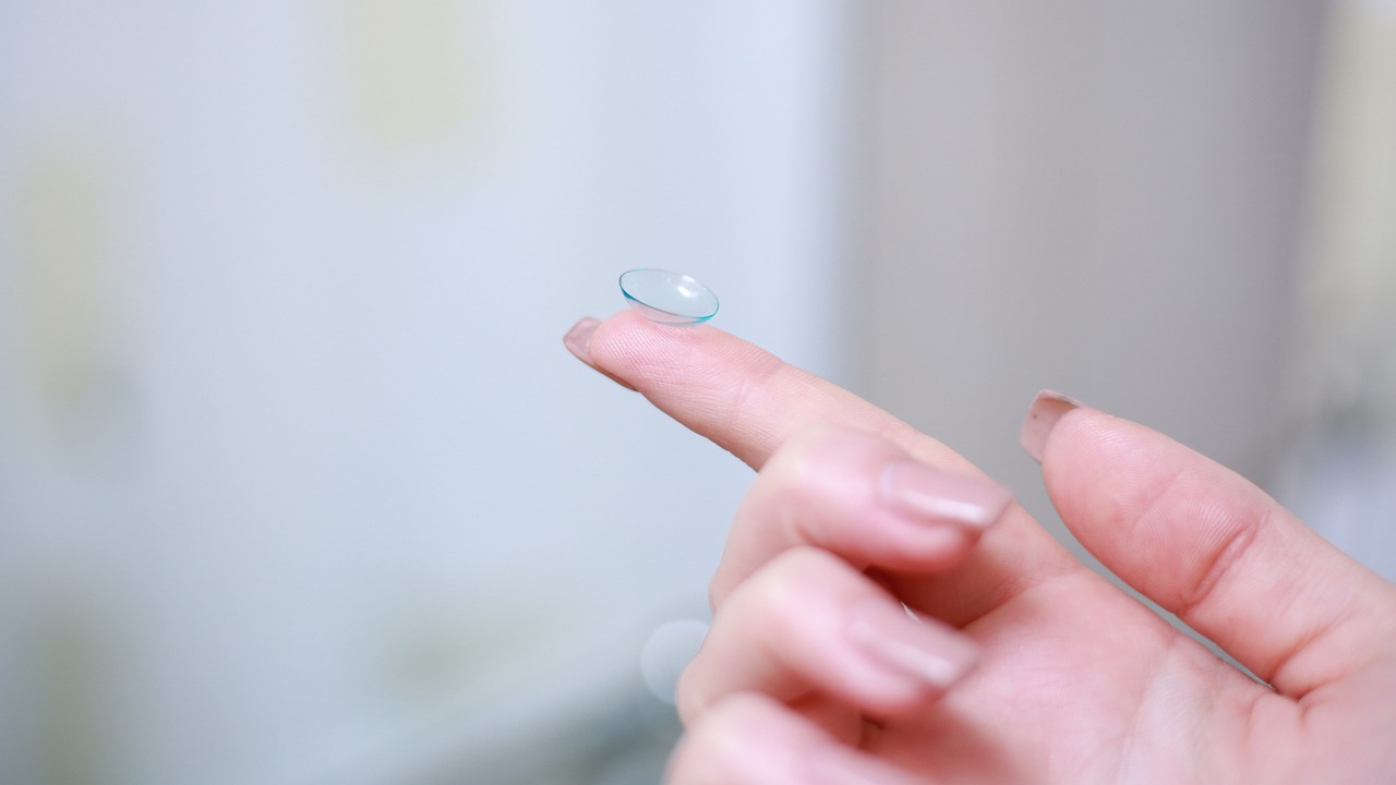 woman holding a contact lense