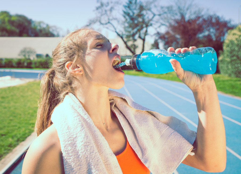 runner drinking a sports drink