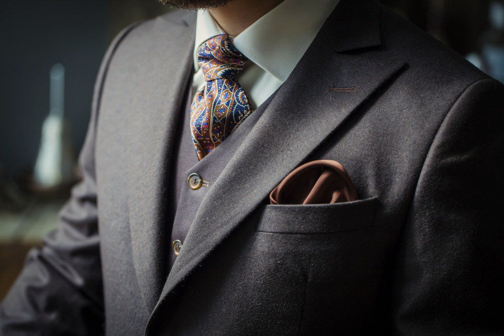 A tie complimenting a man's suit
