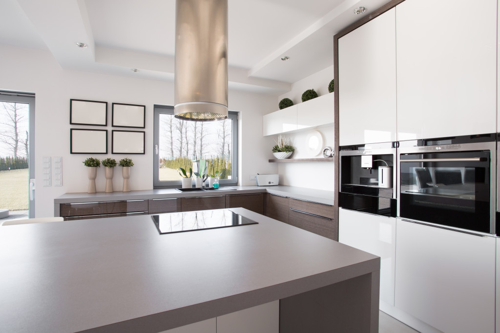A spacious and aesthetic kitchen countertop